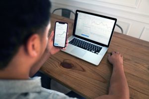 Persona controlando sus inversiones