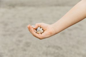 exparcir piedras como mitos